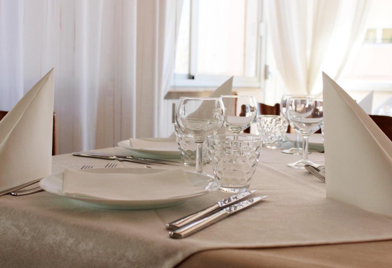 Hotel Caesar Пезаро Экстерьер фото