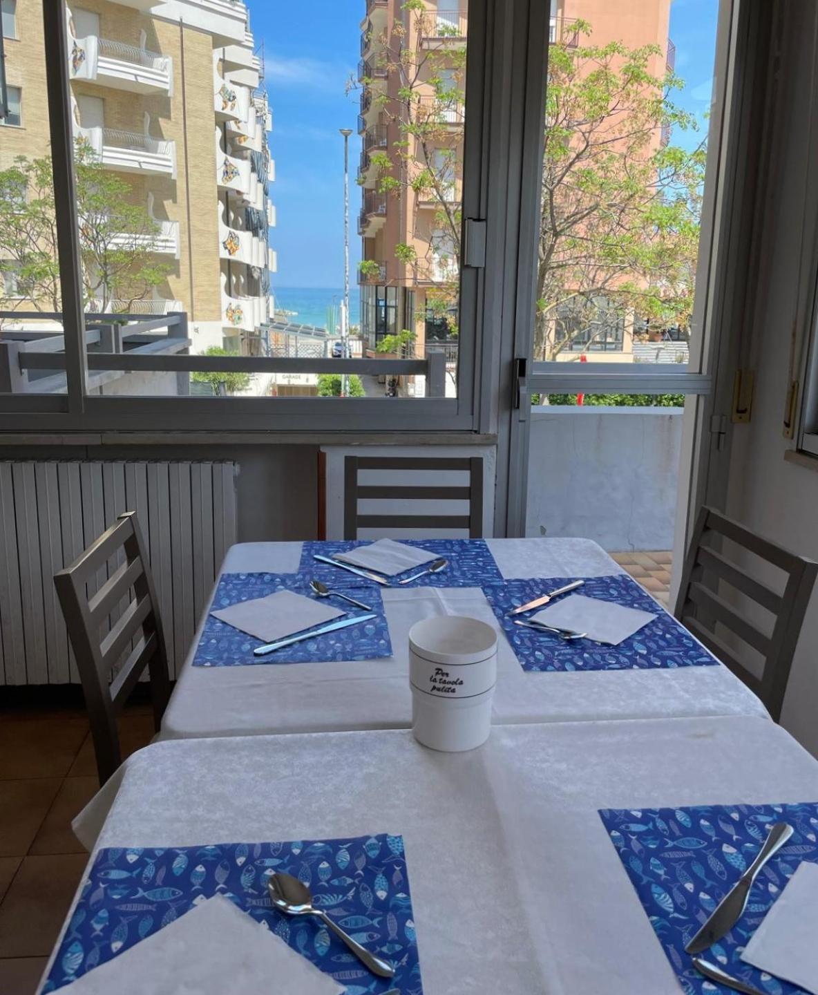 Hotel Caesar Пезаро Экстерьер фото