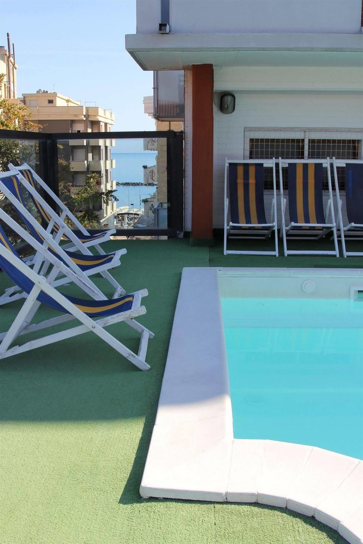 Hotel Caesar Пезаро Экстерьер фото